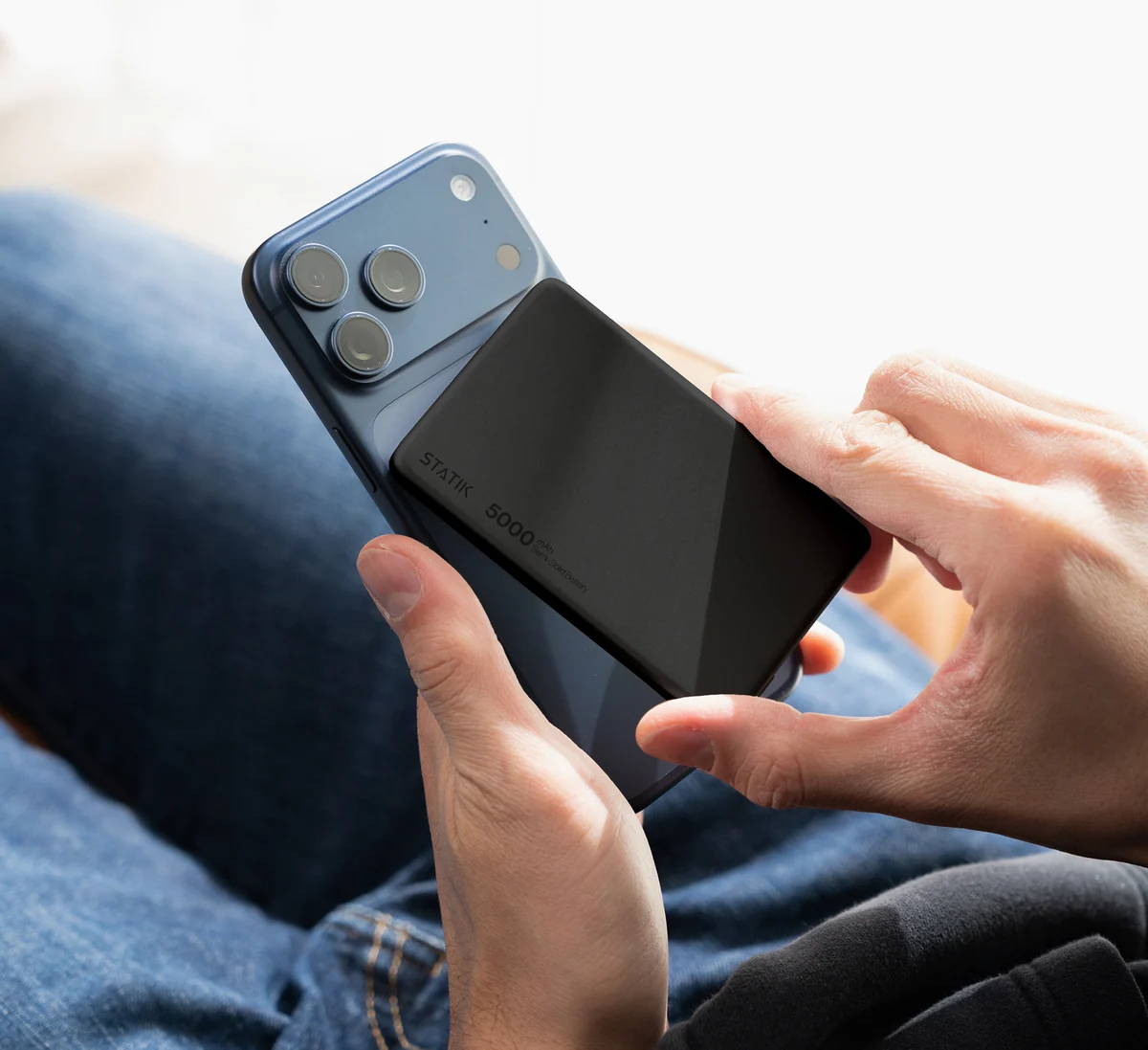 Powerbank magnetisch am Smartphone befestigt
