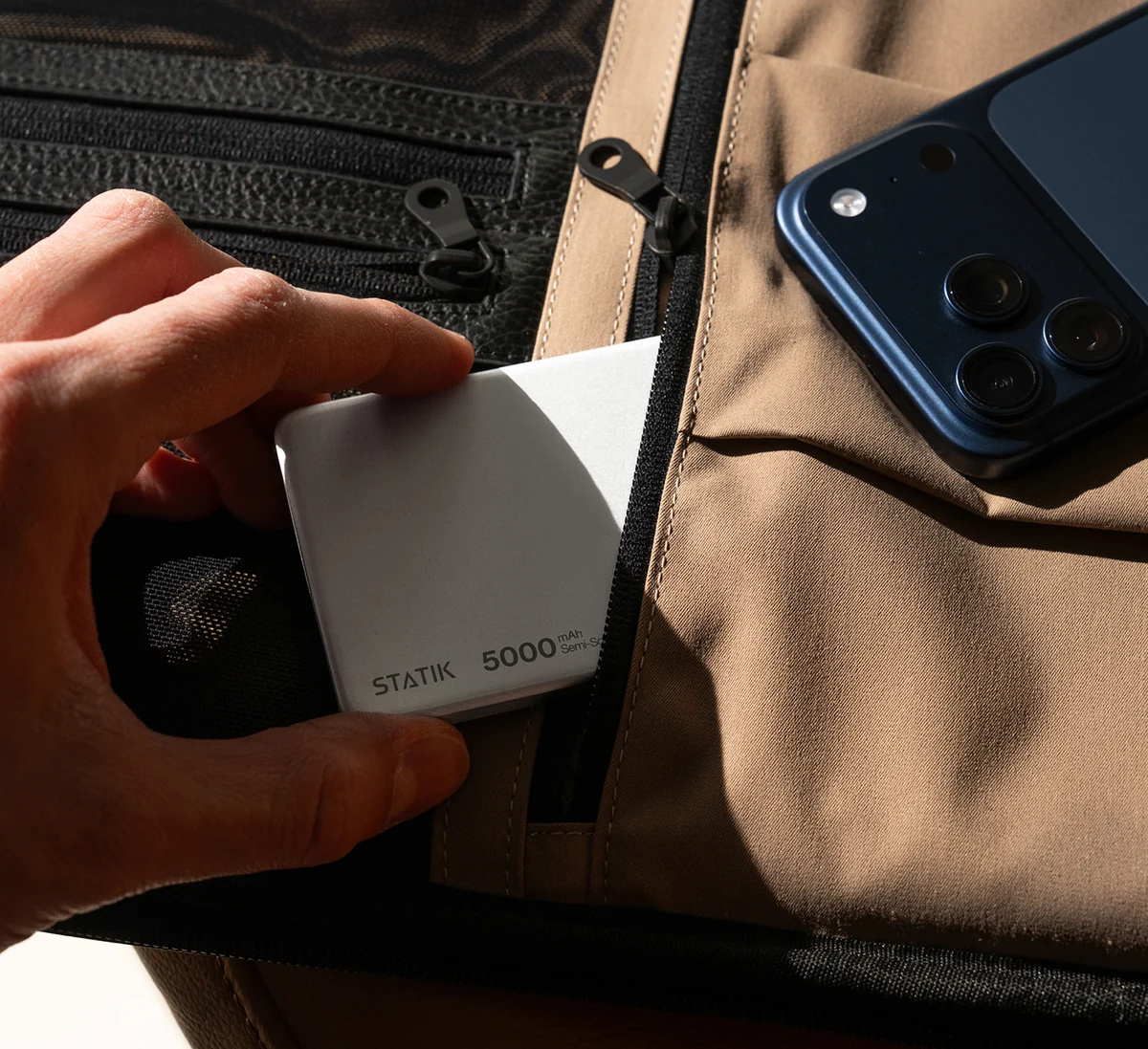 Powerbank in einer Tasche für unterwegs